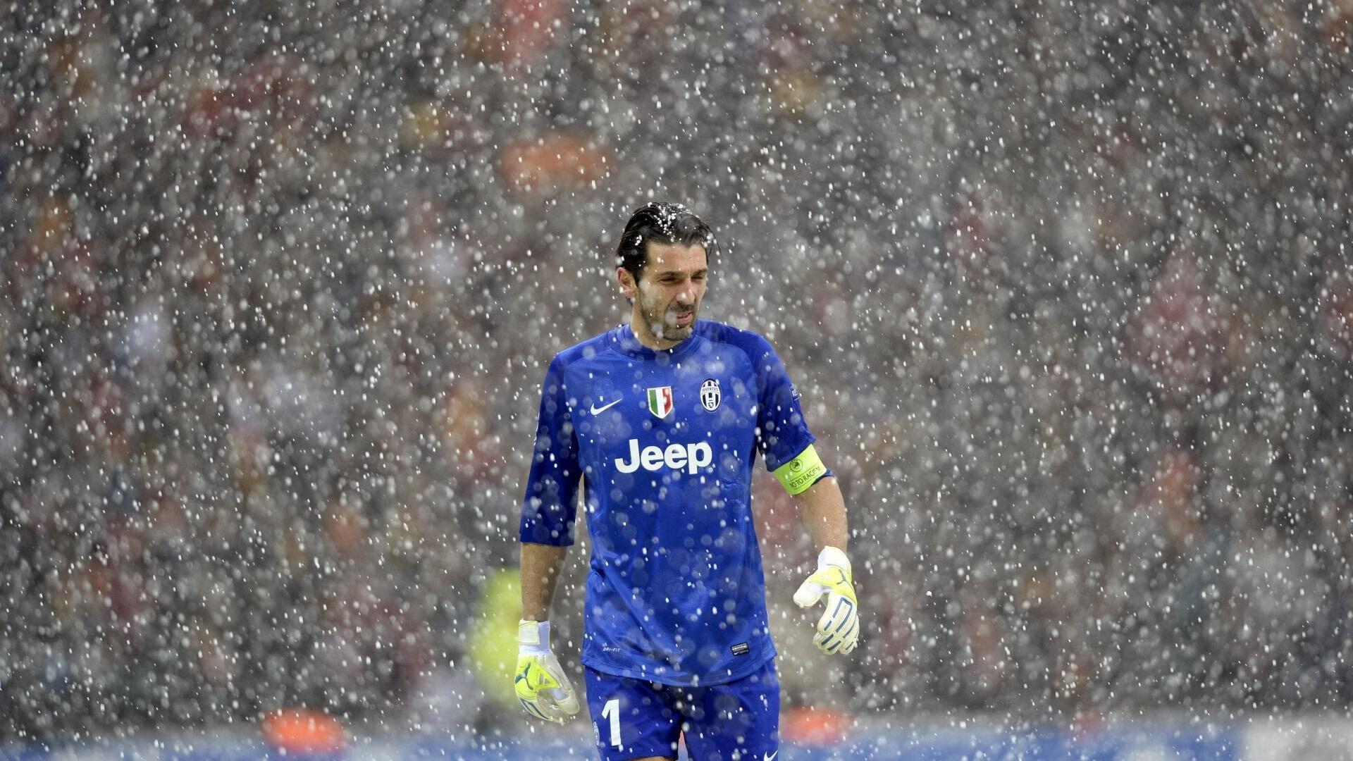 共和报独家披露，尤文图斯防线新星赫伊森面临转会抉择，2000万欧报价或促成告别都灵